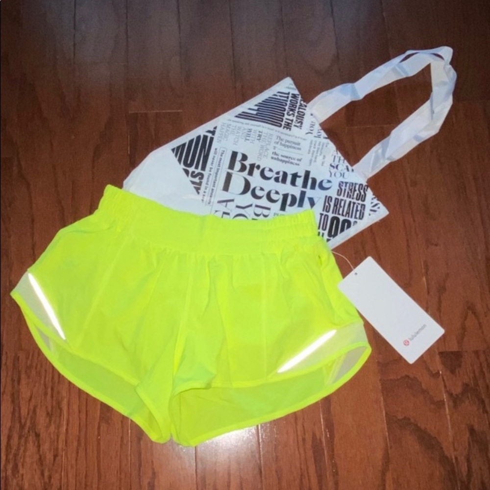 Highlighter Lululemon Hotty Hot Short 2.5”